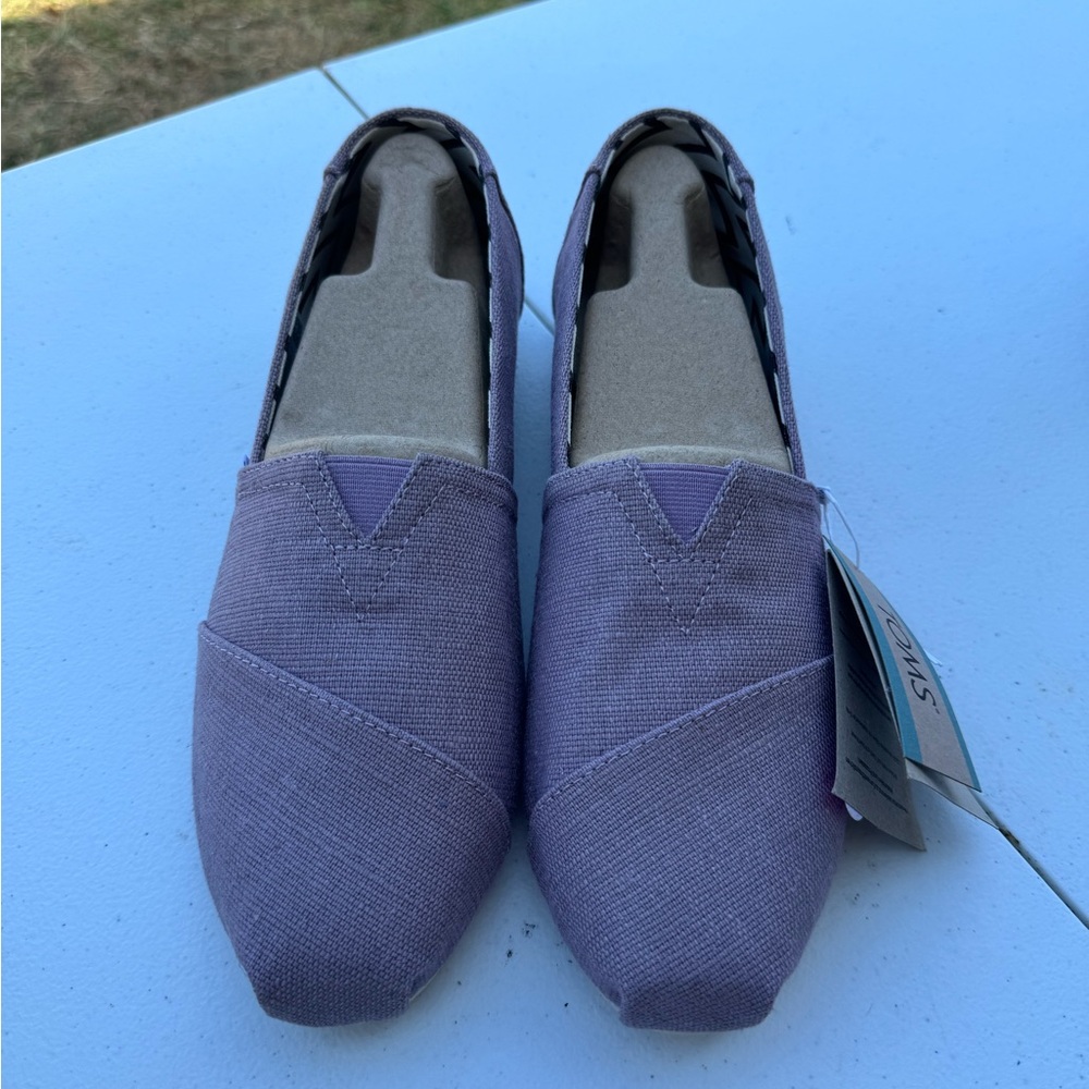 BNWT TOMS